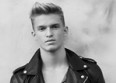 Cody Simpson change de style sur "Surfboard"