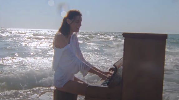 Clip "Anyone Who Loves Me" : Charlotte Cardin au piano et le vague à l'âme