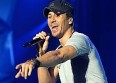 Enrique Iglesias déshabille une fan en concert