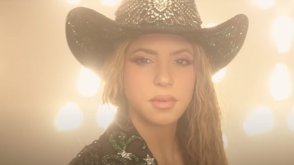 Shakira sèche ses larmes dans son nouveau clip “(Entre Paréntesis)”