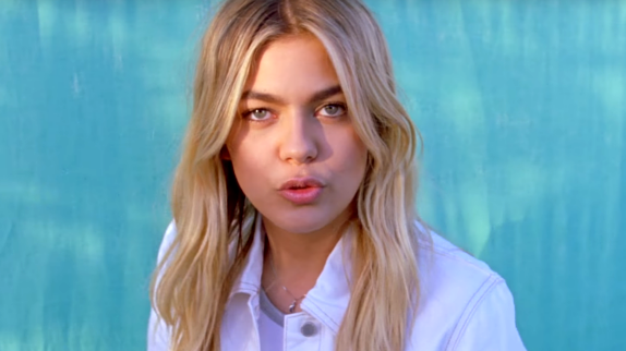 Clip On Etait Beau Louane Celebre L Amour Et La Jeunesse A Paris