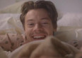 Harry Styles au lit dans "Late Night Talking"