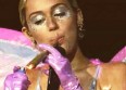 Miley Cyrus, seins nus, choque en concert