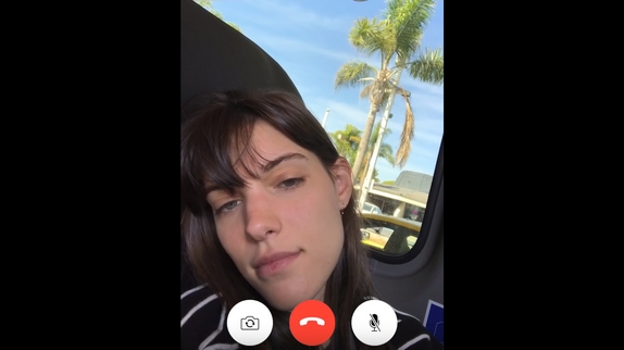 Clip "California" : Charlotte Cardin en voyage américain via FaceTime