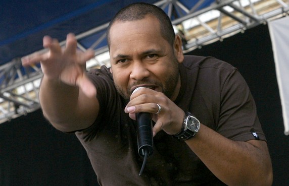 Le rappeur Faf Larage chante la...