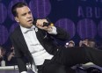 Robbie Williams casse le bras d'une fan en live