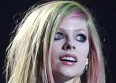 Avril Lavigne bousculée par une fan sur scène