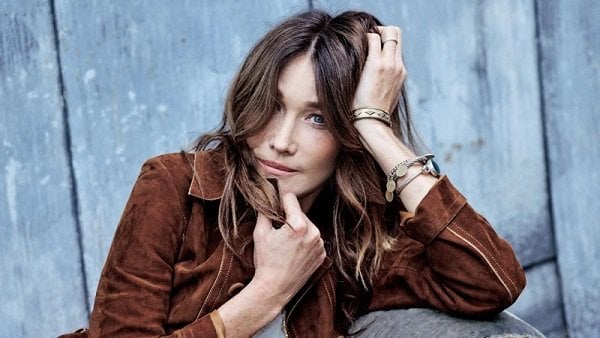 medias_2020_10_carla-bruni_5f930152ec0ad.jpg.467e4a08e37b8c79763a2b752c92af6a.jpg