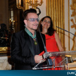 Le chanteur Bono décoré par Aurélie Filippetti : photos