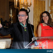 Le chanteur Bono décoré par Aurélie Filippetti : photos