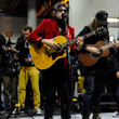 -M- en concert surprise dans le métro à Paris : photos