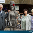 Découvrez la statue d'Amy Winehouse dévoilée à Londres : photos