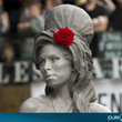 Découvrez la statue d'Amy Winehouse dévoilée à Londres : photos