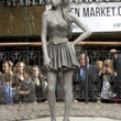 Découvrez la statue d'Amy Winehouse dévoilée à Londres : photos