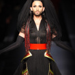 Conchita Wurst défile en robe de mariée pour Jean-Paul Gaultier : photos