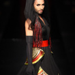 Conchita Wurst défile en robe de mariée pour Jean-Paul Gaultier : photos