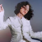 Enola (Star Ac) est "Malheureuse" sur son nouveau single