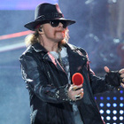 Axl Rose casse les dents d'un fan sur scène !
