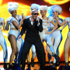 Pitbull enchaîne avec "Feel This Moment"