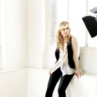 Amandine Bourgeois signe chez Warner !