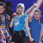 Taylor Swift fait la fête avec "22" aux BBMA !
