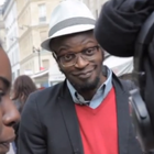 Tété chante dans la rue pour la fête des mères