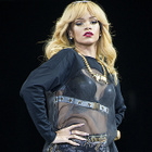 Rihanna frappe un fan en plein concert !