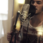 Izarry chante "Au temps qu'il fera" au piano