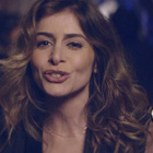 Julie Zenatti nostalgique dans le clip "Les amis"