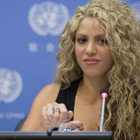 Shakira chante "Imagine" devant le pape