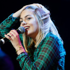 Louane : hommage aux victimes des attentats