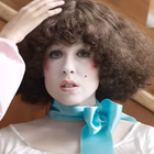 Allie X en poupée pour "Paper Love"