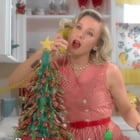 Sia fait revivre la magie de Noël dans son clip