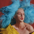 Troye Sivan haut en couleurs dans "Bloom"