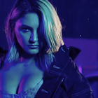 Julia Michaels sensuelle dans "Jump"