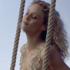Vanessa Paradis sur une balançoire : le clip !