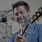 Christophe Maé chante "Les gens" en acoustique