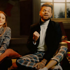 Keen'V et Carla fêtent Noël dans un clip