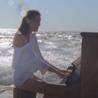 Charlotte Cardin : le clip "Anyone Who Loves Me"