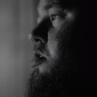 Rag'n'Bone Man est "Alone" dans son clip