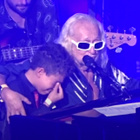 Michel Polnareff et son fils en larmes en concert