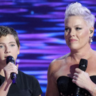 Pink chante "What About Us" avec sa fille