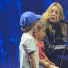 Santa invite deux enfants sur scène en plein concert