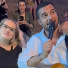 Amir chante avec une fan en plein concert