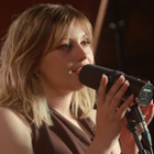 Marine chante "Coeur maladroit" en acoustique