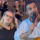 Amir chante avec une fan en plein concert
