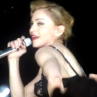 Madonna : après un sein... elle montre ses fesses