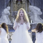 Arielle Dombasle et Era dans le clip "Ave Maria"