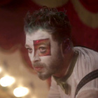 C. Maé fait le cirque dans son nouveau clip