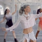 Oh Land danse dans le clip "Renaissance Girls"